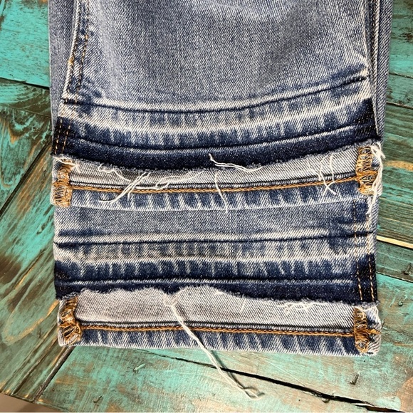 Old Navy Mid-Rise Cut-Off Boyfriend Straight Jeans Size 12 - Picture 7 of 12